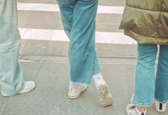 Baggy Fashion: The Comfortable Trend Taking Over 2025